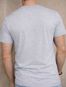 Playera Camiseta de hombre con un estampado urbano inspirado en New York Brooklyn  The Empire City marca Clothers Men ofrece comodidad y durabilidad.  100% algodon. Su estampado con aire street style le da personalidad a cualquier outfit. - Gris - Ver 2