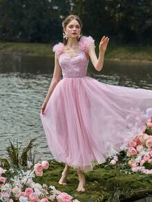 Faeriesty Elegante vestido sin mangas de color rosa para dama con adornos de diamantes en el escote y diseño de longitud media. Presenta un diseño de hombro con peplum 3D. Este vestido es perfecto para bodas de primavera, fiestas de jardín, celebraciones al aire libre en el bosque, cenas románticas o sesiones de fotografía formal. - Rosa - Ver 3