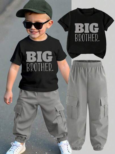 男童圆领字母印花短袖T恤搭配松紧腰工装裤，休闲日常穿搭