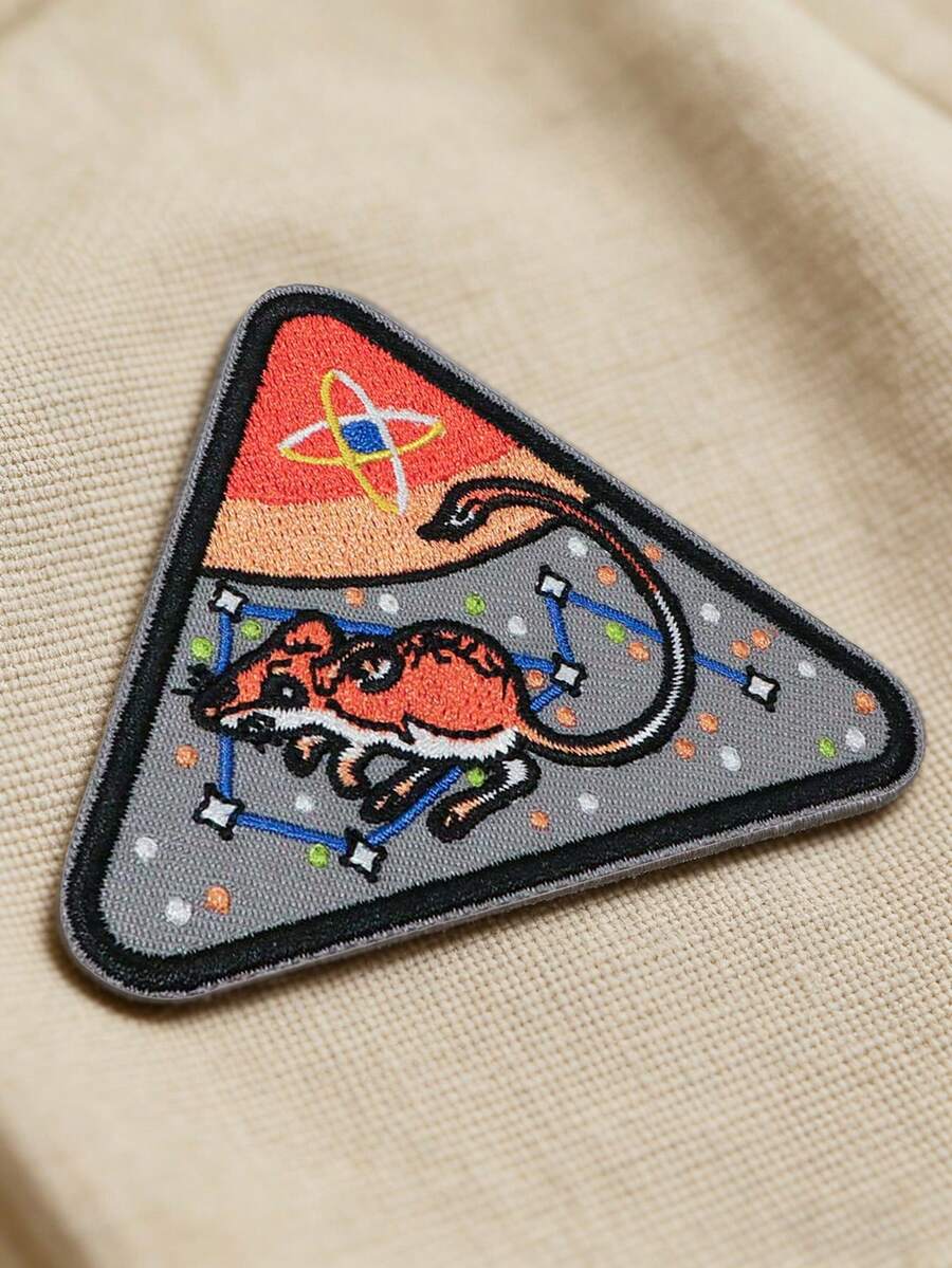 1个梦幻星空老鼠三角形刺绣布贴，老鼠+原子符号刺绣贴片，可熨烫或缝制，天文主题DIY熨烫布贴，适用于夹克、背包、帽子等，科学主题DIY配件，太空爱好者的理想之选，户外穿着和通勤必备，宇宙主题DIY礼物