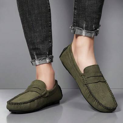 زوج من الحذاء المسطح للرجال، أحذية موكاسين ذات نعل ناعم
