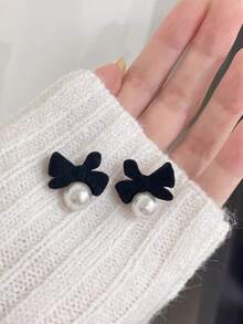 一对优雅黑色天鹅绒蝴蝶结珍珠耳环，适合女性日常、节日和派对佩戴。 - 黑色 - 查看 2