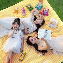 150cm*200cm Manta de picnic portátil, con un diseño clásico de cuadros amarillos y blancos, visualmente fresco y brillante, adecuado para picnics al aire libre, campamentos, salidas de primavera. Estructura plegable para un almacenamiento fácil, ligera y portátil. Amplia área cuando se despliega, que puede acomodar a varios usuarios. Bordes reforzados con asas para un transporte fácil, material duradero y resistente al agua. - A - Ver 5