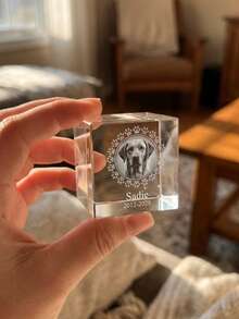 客製化寵物水晶雕刻裝飾，圓形狗貓紀念水晶附爪印，可客製姓名與日期，寵物紀念禮物，適合寵物愛好者、哀悼者、禮品購買者，寵物回憶，送禮，寵物紀念日，寵物週年紀念，需提供高解析度原圖 - 爪印 - 查看 6
