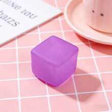 一款创意十足的冰砖造型慢回弹玩具，纯手工制作，是缓解压力的理想之选。它表面薄如纸，触感光滑柔软，富有弹性。这款玩具既可以捏来捏去，又能带来令人爱不释手的舒适手感，是缓解压力的神器。无论是作为桌面摆件，还是作为一份贴心的礼物，都能有效缓解办公压力。 - 彩色 - 查看 9