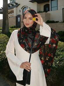 1条女士波西米亚玫瑰花印花头巾，适合日常佩戴，可搭配长袍。 - 黑色 - 查看 3