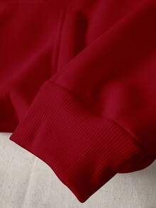 Áo nỉ có mũ dành cho nữ này có thiết kế in chữ lấy cảm hứng từ trường đại học, toát lên vẻ trẻ trung năng động. Thích hợp cho chạy bộ, mặc thường ngày, tụ họp, tiệc tùng và nhiều hoạt động khác, đây là lựa chọn lý tưởng cho mùa Giáng sinh. Áo nỉ có mũ này có thiết kế in chữ tối giản, mang lại cảm giác ấm áp và thoải mái khi mặc vào mùa thu và mùa đông, cũng thích hợp cho chạy bộ và các hoạt động khác. - Màu Đỏ Sâu - Xem 3