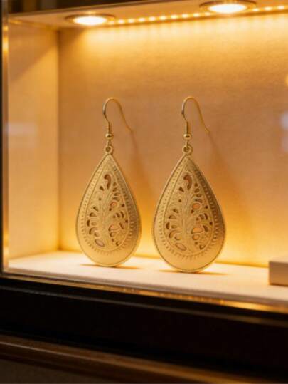 1 Pair Vintage Matte Gold Hollow Water Drop Earrings, Bohemian Style Carved Floral Tassel Earrings, Retro Distressed Metal Feeling Earrings, Elegant Long Dangle Earrings, Suitable For Commuting, Party, Gift For Girlfriend, Vine Carved Earrings, Soft And Slimming Hook Earrings