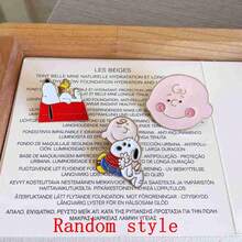 SNOOPY 2026新款金属胸针，经典“花生漫画”卡通周边，可爱玩偶趣味金属徽章！日系清新风格，精致耐用设计，男女老少皆宜，学生日常佩戴也十分合适。不仅别在包包、衣服和背包上好看，而且做工精良，佩戴方便，独特优雅。 - 彩色 - 查看 6