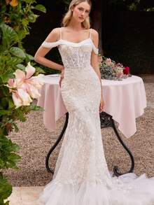 Sheer Lace Mermaid Wedding Dress Off Shoulder Illusion Bridal Gown 2026 Lace Fitted Bridal Dress For Bride, Elegant Off Shoulder Illusion Neckline Frames Shoulders And Collarbone While Creating A Refined Structured Upper Silhouette, Full Lace Coverage Bodice With Intricate Floral Lace Pattern Shapes The Waist And Enhances Natural Curves With Detailed Craftsmanship, Figure Contouring Mermaid Silhouette Closely Follows Waist Hips And Thighs To Create A Sculpted Feminine Line With Clean Tailored Structure, Layered Soft Tulle Hem Adds Subtle Dimension And Gentle Movement While Maintaining The Elegant Fitted Profile Of The Dress, Floor Length Lace Bridal Gown Combining Structured Lace Texture And Light Tulle Layers For Balanced Bridal Presence, Ideal For Courtyard Wedding Garden Ceremony Indoor Ceremony Engagement Photos Bridal Portraits Reception And Elegant Wedding Celebration - trắng - Xem 1