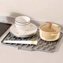 多功能硅胶沥水垫，适用于厨房台面 - 水槽导流垫，可用于沥干碗碟，并具有耐热锅垫功能 - 彩色 - 查看 2