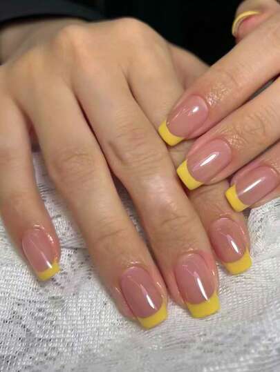 用这款长方形清新亮丽黄色法式时尚欧美休闲通勤美甲贴片套装升级您的风格，套装包含1个指甲锉和1瓶凝胶指甲油，适合女性日常工作、约会等场合。