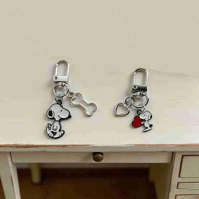 SNOOPY 1个2026新款金属吊坠，经典动漫《花生漫画》周边，精致可爱，网络爆款背包挂件！做工精细，质感高级，是一款百搭小巧的吊坠，日常出行吸睛利器。适合作为情侣礼物、纪念礼物或伴手礼。