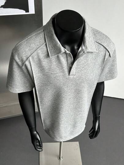 1件男士浅灰色肩章拼接Polo衫，厚实针织面料，舒适抗起球，简约高端复古风格，适合日常通勤和商务场合。