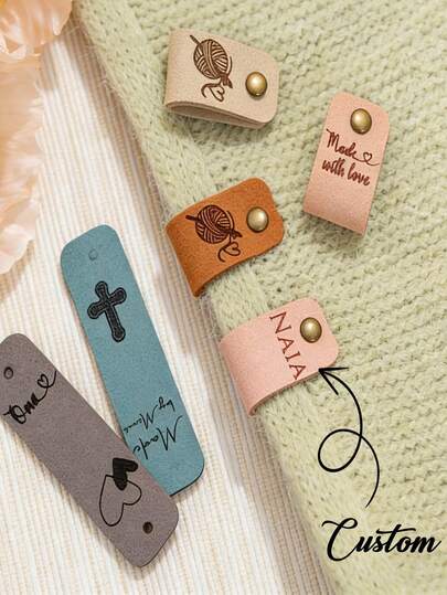 Custom Leather Sleeve Tags, Custom Cuffs, A Set Of Personalized Faux Leather Tags, Personalized Sleeve Patches, Personalized Decorations, Custom Name Tags, Rivet Fastenings, Customizable Names And Heart/Floral Patterns, Multiple Colors Available, Suitable For Knitted, Handmade Or Crocheted Works, Ideal For Beanies, Mother's Day Gifts, Father's Day Gifts, Gifts For Friends, Handicrafts, Decorative Hangtag Designs, Rivet-Fixed Tags, Handmade Accessories, Creative Essentials.