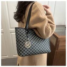 Women's Large Capacity Tote Bag With All-Over M Monogram,  Shoulder Bag For Work & Daily Use, Elegant PU Leather Handbag With Gold Pendant - 黑色 - 查看 5
