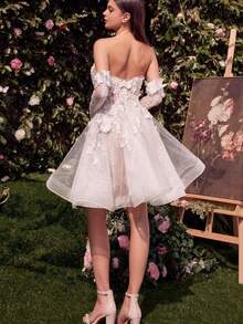 Short Tulle Wedding Dress For Women - Strapless 3D Floral Applique Bridal Dress 2026 Featuring Elegant Strapless Neckline With Structured Bodice Adorned With Dimensional 3D Floral Applique, Lightweight Layered Tulle Skirt Creating Airy Volume And Soft Movement, Above Knee Chic Design Highlighting Leg Line And Youthful Fresh Bridal Energy; Perfect For Outdoor Wedding Reception, Bridal Party, After Party Celebration, Engagement Photos, Bridal Shower, Or Civil Ceremony, Modern Short Bridal Dress Combining Playful Silhouette With Detailed Craftsmanship For Fashion Conscious Bride - trắng - Xem 5