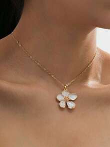 1pc Elegant White & Green Asymmetrical Five-Petal Flower Pendant Necklace, Romantic Gift For Wedding/Engagement, Suitable For Daily Wear, Girlfriend/Fiancee Jewelry Gift - White - View 1