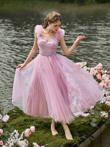 Faeriesty Elegante vestido sin mangas de color rosa para dama con adornos de diamantes en el escote y diseño de longitud media. Presenta un diseño de hombro con peplum 3D. Este vestido es perfecto para bodas de primavera, fiestas de jardín, celebraciones al aire libre en el bosque, cenas románticas o sesiones de fotografía formal. - Rosa - Ver 1