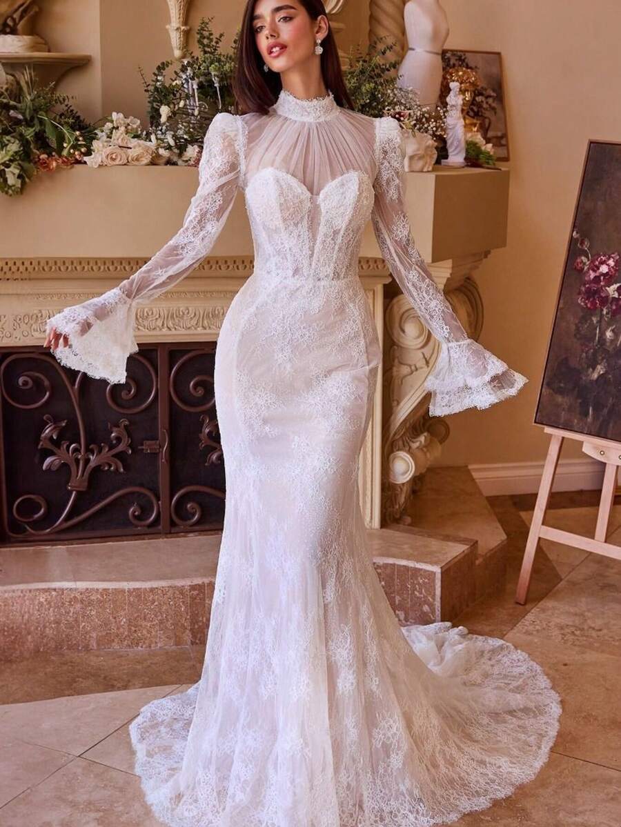 Lace Mermaid Wedding Dress Modest Vintage Bridal 2026 High Neck Long Sleeve Wedding Dress Fully Adorned With Intricate Heavy Lace, Fitted Mermaid Silhouette Enhances Figure While Full Coverage Design Delivers Timeless Modest Elegance, Detailed Lace Texture Elevates Retro Refinement And Winter Sophistication, Classic Church Wedding And Vintage Seasonal Ceremony Perfect Choice 2026. - 白色 - 查看 1