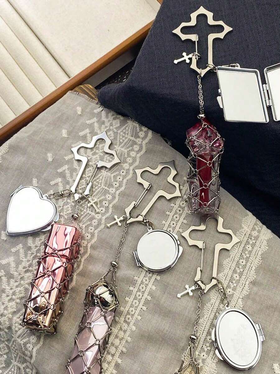 Bộ đựng son bóng hình thánh giá Gothic (Hộp đựng son bóng + Gương), Phụ kiện mỹ phẩm trang trí bằng lưới kim loại, Đa năng dùng làm hộp đựng son bóng, gương trang điểm du lịch, Lý tưởng để đựng son bóng, Phù hợp cho những người yêu thích phong cách Gothic, những người đam mê thẩm mỹ tối màu, phụ nữ, người yêu thích trang điểm, người tặng quà, Hoàn hảo cho việc trang điểm lại hàng ngày, các sự kiện theo chủ đề Gothic, tiệc tùng, bộ dụng cụ làm đẹp du lịch.