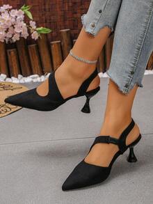 Mẫu sandal cao gót nữ Xuân/Hè 2026 là một đôi giày thời trang với thiết kế mũi nhọn, phần gót thấp ôm sát chân. Quai sau co giãn thoải mái, không gây khó chịu cho bàn chân, tạo nên vẻ ngoài đa năng và tinh tế. Phù hợp cho những buổi hẹn hò hàng ngày, các bữa tiệc, đám cưới, và là một món đồ thời trang không thể thiếu trong bộ sưu tập giày dép của mỗi phụ nữ. - màu đen - Xem 5