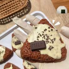 1个巧克力蛋糕造型挤压减压玩具，Melojoy品牌，可爱，Pocchacco，Melojoy挤压玩具，柔软可挤压 - 彩色 - 查看 1