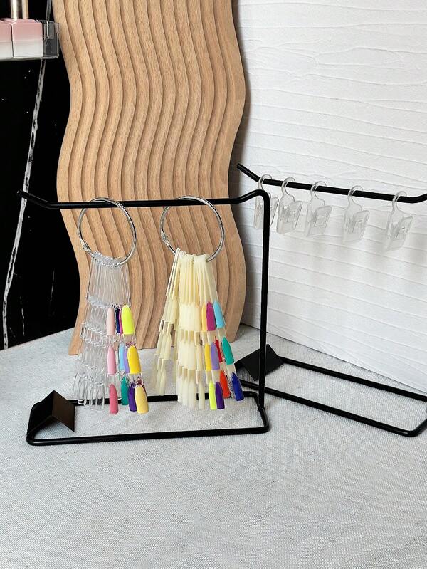 Présentoir mural pour vernis à ongles en métal, support de rangement rond et carré pour cartes de couleurs de vernis gel. Rangement gain de place pour comptoir ou décoration de magasin de détail. Convient pour le salon et l'usage domestique