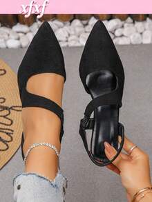 Mẫu sandal cao gót nữ Xuân/Hè 2026 là một đôi giày thời trang với thiết kế mũi nhọn, phần gót thấp ôm sát chân. Quai sau co giãn thoải mái, không gây khó chịu cho bàn chân, tạo nên vẻ ngoài đa năng và tinh tế. Phù hợp cho những buổi hẹn hò hàng ngày, các bữa tiệc, đám cưới, và là một món đồ thời trang không thể thiếu trong bộ sưu tập giày dép của mỗi phụ nữ. - màu đen - Xem 4