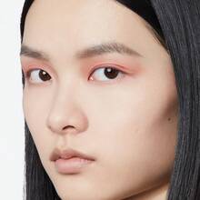 Gucci 柔光哑光腮红 #03 亮粉色 5.5克/0.19盎司 | 奢华哑光腮红，打造光泽妆效 | 可叠加，丝滑柔润配方 | 为双颊增添自然持久的色彩 | 轻松晕染，打造无瑕哑光光泽 | 富含舒缓肌肤成分 | 适合所有肤质，包括敏感肌肤 | 适合打造从日妆到晚妆的理想妆容，增添微妙的暖色调和立体感 | 完美打造精致健康的光泽 - 03 radiant pink - 查看 4