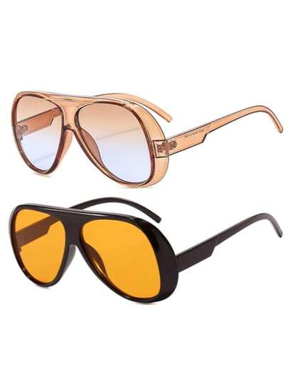 一副女士塑料豹纹飞行员时尚眼镜，配有有色镜片。INS风格设计，融合现代与复古魅力。时尚配饰。适合街拍、日常穿搭、度假和旅行。