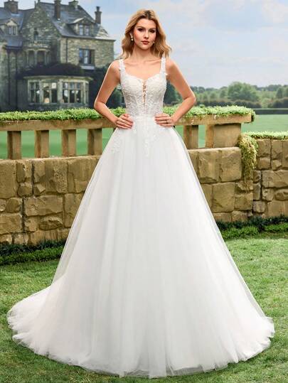 Váy cưới maxi voan mỏng phối ren, kiểu dáng trái tim, màu trắng, thích hợp cho lễ cưới tại nhà thờ hoặc lễ cưới riêng tư.