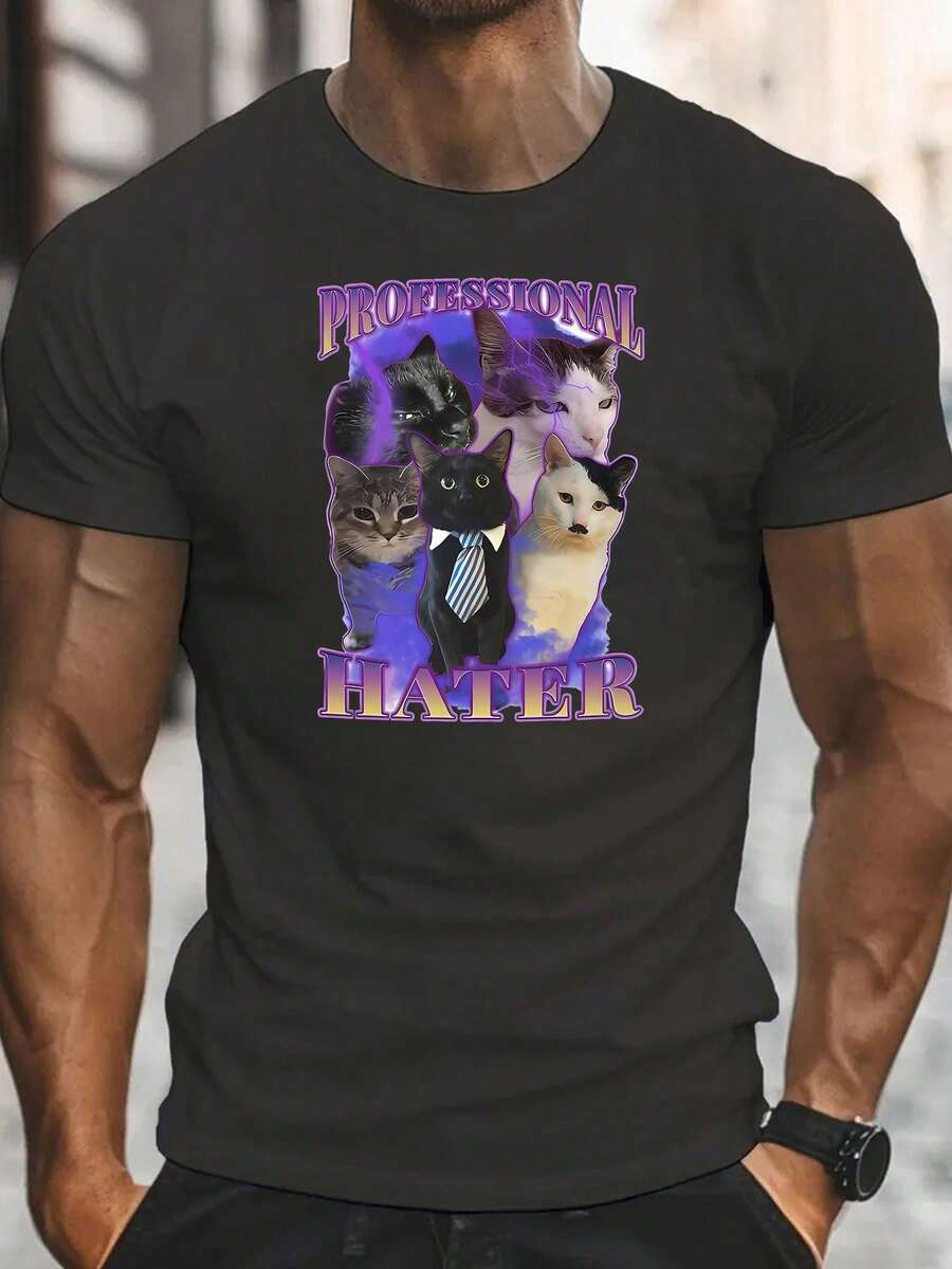 Camiseta Gráfica Divertida de Gato para Hombre "Professional Hater" - Negra, Manga Corta, Cuello Redondo, Camiseta Casual de Verano con Gatos de Dibujos Animados, Perfecta para Vestimenta Informal.| Camiseta con Diseño Divertido| Ajuste Cómodo - Negro - Ver 1