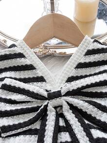 2pcs Baby Girls' Summer New V-Neck Short Sleeve Striped Top With Bow Decor And Casual Sports Shorts Set, Suitable For Outdoor Wear - Black and White - View 5