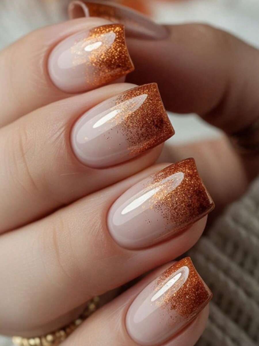 Bộ 24 miếng dán móng tay hình chữ nhật ngắn, màu nude và caramel lấp lấp lánh, với chất liệu acrylic bóng mượt, phủ kín toàn bộ móng. Thích hợp cho việc chăm sóc móng tay của phụ nữ và bé gái. Móng giả có thể tái sử dụng, không làm hư hại móng thật.