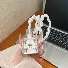 这款合金白色蝴蝶结金属钢珠保护套兼容苹果20W充电器，配有天鹅绒波浪形保护线，饰以金属蝴蝶结和钢珠设计，包含充电线保护套和充电头保护盖，兼容所有充电器，是送给女性的生日礼物。 - 無色 - 查看 1
