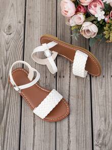 2026年最畅销的儿童及女孩厚底凉鞋。鞋面采用黑色编织带设计，搭配黑色皮革搭扣带。厚底款式时尚独特，适合3至12岁女孩日常穿着，也适合节假日或其他场合。 - 白色 - 查看 3