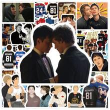 60张HBOMax热门电视剧《巅峰对决》激烈竞争主题贴纸，包含Shane Hollander和Ilya Rozanov的同人作品，适合BL剧粉丝，可用于水杯、滑板等，防水，也可作为涂鸦贴纸，适用于吉他、笔记本、行李箱等DIY装饰。作为《巅峰对决》的粉丝礼物，也是一份特别的礼物。 - 彩色 - 查看 2