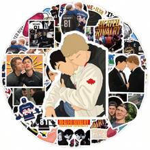 60张HBOMax热门电视剧《巅峰对决》激烈竞争主题贴纸，包含Shane Hollander和Ilya Rozanov的同人作品，适合BL剧粉丝，可用于水杯、滑板等，防水，也可作为涂鸦贴纸，适用于吉他、笔记本、行李箱等DIY装饰。作为《巅峰对决》的粉丝礼物，也是一份特别的礼物。 - 彩色 - 查看 4