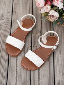 2026年最畅销的儿童及女孩厚底凉鞋。鞋面采用黑色编织带设计，搭配黑色皮革搭扣带。厚底款式时尚独特，适合3至12岁女孩日常穿着，也适合节假日或其他场合。 - 白色 - 查看 2