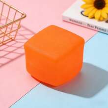 一款创意十足的冰砖造型慢回弹玩具，纯手工制作，是缓解压力的理想之选。它表面薄如纸，触感光滑柔软，富有弹性。这款玩具既可以捏来捏去，又能带来令人爱不释手的舒适手感，是缓解压力的神器。无论是作为桌面摆件，还是作为一份贴心的礼物，都能有效缓解办公压力。 - 彩色 - 查看 8