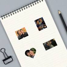 60张HBOMax热门电视剧《巅峰对决》激烈竞争主题贴纸，包含Shane Hollander和Ilya Rozanov的同人作品，适合BL剧粉丝，可用于水杯、滑板等，防水，也可作为涂鸦贴纸，适用于吉他、笔记本、行李箱等DIY装饰。作为《巅峰对决》的粉丝礼物，也是一份特别的礼物。 - 彩色 - 查看 6