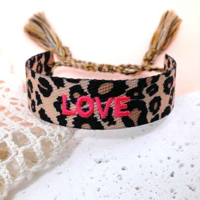 1条豹纹LOVE手工编织手链，带刺绣和复古流苏，尺寸可调节，适合女性在派对、旅行、宴会、婚礼、音乐会等场合佩戴。
