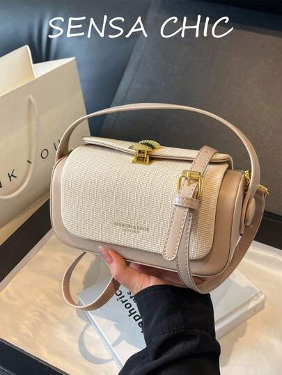 这款时尚经典的多功能手提包/单肩包，采用拼接装饰设计，饰以字母和金属配件，是一款高端多功能小盒子造型手提包，简约优雅，适合旅行、购物、通勤和各种户外场合。