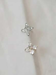 BALMORA 一对可爱优雅的S925纯银锆石花朵耳环，适合女性日常佩戴，也可作为礼物赠送。 - 銀色 - 查看 9