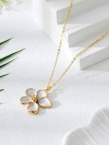 1pc Elegant White & Green Asymmetrical Five-Petal Flower Pendant Necklace, Romantic Gift For Wedding/Engagement, Suitable For Daily Wear, Girlfriend/Fiancee Jewelry Gift - White - View 3