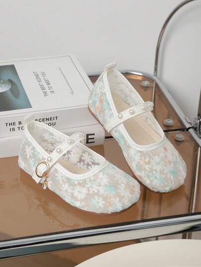 زوج من أحذية بناتية مسطحة، لون أبيض لبني متعدد الاستخدامات، مطرزة بزهور، مزينة بتعليقات، لؤلؤ، بنمط ريفي جميل، أحذية شبشب مسطحة، إغلاق بخطاف وحلقة، مناسبة للعطلات والأنشطة الخارجية، تناسب الملابس