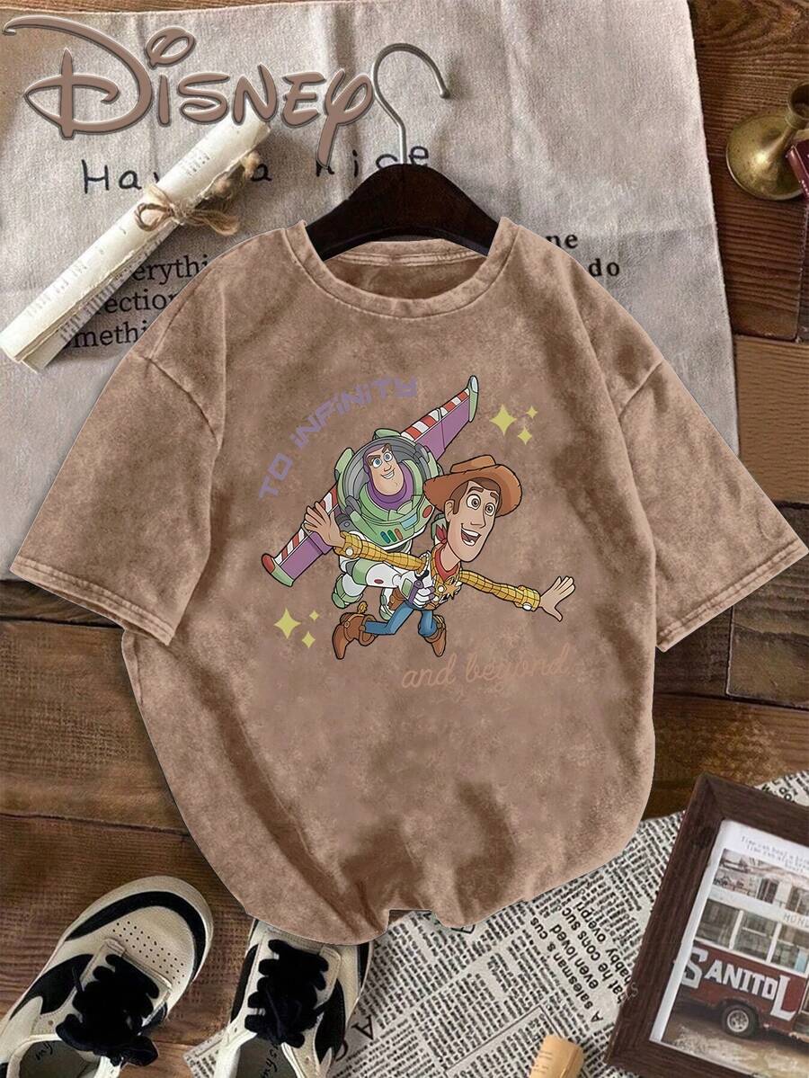Disney Toy Story Buzz Lightyear Flies Side By Side With Woody, And The Words TO INFINITY And Beyond Shine With Elements, Prints, Designs, , Oversized Fashions, Old T-Shirts, Street Styles, Retro Fashion Lovers In Spring And Summer Of 2026, Popular Styles, Old Round Neck T-Shirts. - 卡其色 - 查看 1
