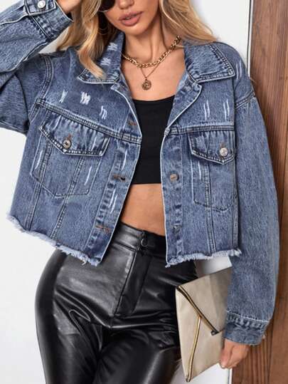 Chamarra de Mezclilla Corta y Ancha para Mujer, Azul Estilo Lavado Clásico, Borde Desflecad en la Base, Ajuste Favorecedor que Resalta la Silueta, Versátil Casual, Chaqueta de Jeans Rotos Crop Y2K - Estilo Verano Mexicano Must-Have con Flecos y Botones Metálicos - Perfecta para Festivales y Salidas