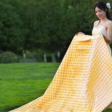 150cm*200cm Manta de picnic portátil, con un diseño clásico de cuadros amarillos y blancos, visualmente fresco y brillante, adecuado para picnics al aire libre, campamentos, salidas de primavera. Estructura plegable para un almacenamiento fácil, ligera y portátil. Amplia área cuando se despliega, que puede acomodar a varios usuarios. Bordes reforzados con asas para un transporte fácil, material duradero y resistente al agua. - A - Ver 2